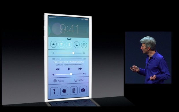 Ein Wisch von unten zeigt das neue Control Center. (Bild: Apple/Screenshot: Golem.de)